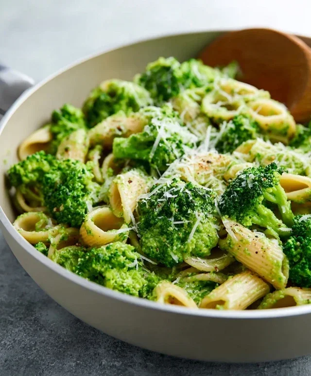 Light and Healthy Broccoli Pasta